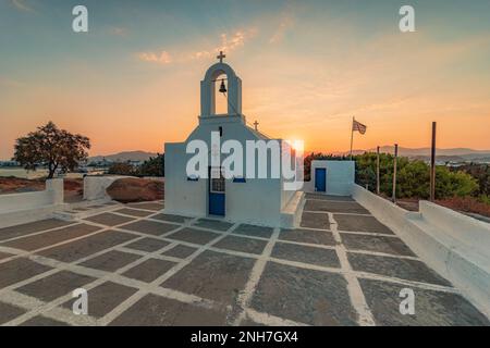 Il sole sorge dietro la piccola cappella di Agios Nikolaos nel villaggio di Agia Anna, Naxos Foto Stock