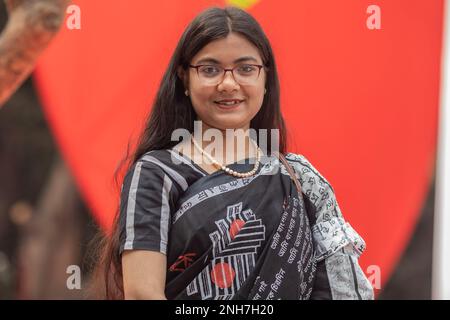 Dhaka, Bangladesh. 21st Feb, 2023. Una donna si posa per una foto al monumento del Martire, o Shaheed Minar durante la Giornata Internazionale della Lingua Madre a Dhaka. Il Bangladesh rende omaggio al monumento del Martire, O Shaheed Minar, in occasione della Giornata Internazionale della Lingua Madre a Dhaka, la Giornata Internazionale della Lingua Madre si celebra in commemorazione del movimento in cui un certo numero di studenti è morto nel 1952, difendendo il riconoscimento di Bangla come lingua di stato dell'ex Pakistan orientale, ora Bangladesh. Credit: SOPA Images Limited/Alamy Live News Foto Stock