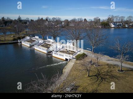 Vista dei droni sopra il parco del lago Argyle guardando verso ovest le cascate e i laghi in un pomeriggio di sole nel febbraio 2023. Foto Stock