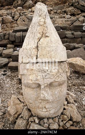 Statua a testa di pietra presso la tomba reale di Nemrut Dağ, Monte Nemrut, Turchia sudorientale Foto Stock