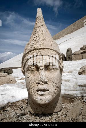 Statua della testa di Apollo presso la tomba reale di Nemrut Dağ, Monte Nemrut, nel sud-est della Turchia Foto Stock