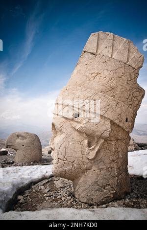 Statua della testa di Apollo presso la tomba reale di Nemrut Dağ, Monte Nemrut, nel sud-est della Turchia Foto Stock