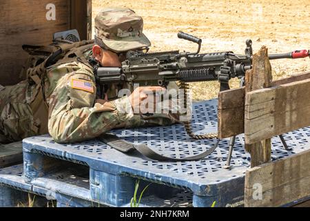 Un soldato della 231st Transportation Company tira la guardia con una sega M249 durante la difesa perimetrale alla Independence Tactical Training base il 22 luglio 2022 a Fort McCoy, Wisconsin. Questo esercizio fa parte del programma annuale WAREX in cui le unità della Riserva dell'Esercito conducono una formazione congiunta nell'ambito della Divisione formazione 78th. Foto Stock