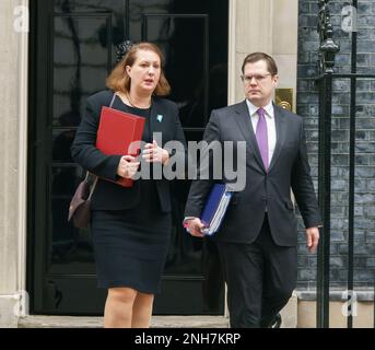 Downing Street, Londra, Regno Unito. Febbraio 21st 2023. I Minsters lasciano il Meeting settimanale del Gabinetto a Downing Street. NELLA FOTO: RT Hon Victoria Prentis Attorney General e Rt Hon Robert Jenrick Ministro della Casa di Stato e immigrazione. BridgetCatterall/AlamyLiveNews Foto Stock