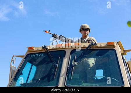 Un soldato della 231st Transportation Company tira guardia da una posizione elevata nella cabina di un camion durante la difesa perimetrale presso la Independence Tactical Training base il 22 luglio 2022 a Fort McCoy, Wisconsin. Questo esercizio fa parte del programma annuale WAREX in cui le unità della Riserva dell'Esercito conducono una formazione congiunta nell'ambito della Divisione formazione 78th. Foto Stock