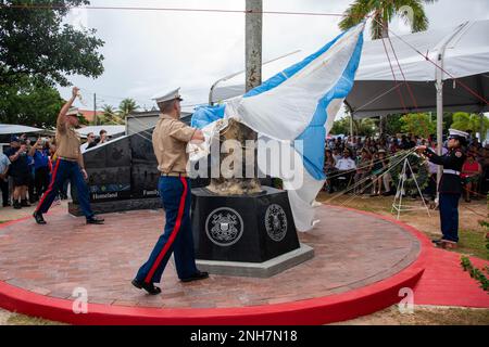 HÅGATÑA, Guam (25 luglio 2022) - Marines svela il nuovo Monumento commemorativo delle famiglie delle stelle d'oro a Hågatña, 21 luglio. I leader militari, i funzionari governativi e i residenti locali si sono riuniti per la cerimonia, che ha onorato le famiglie della Gold Star e i membri del servizio che hanno perso la vita in linea di dovere. Foto Stock