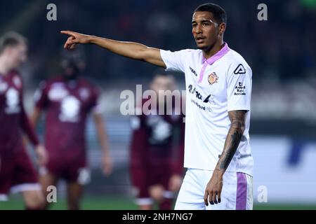 Torino, Italia. 20th Feb, 2023. Charles Pickel di noi Cremonese gesti durante la Serie Una partita di calcio tra Torino FC e noi Cremonese allo Stadio Olimpico il 20 febbraio 2023 a Torino. Credit: Marco Canoniero/Alamy Live News Foto Stock
