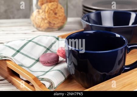 Primo piano di una tazza di tè in ceramica con biscotti Foto Stock