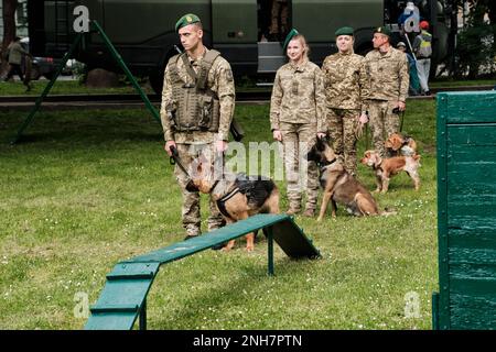 Guardie di frontiera ucraine con cani di servizio. Addestramento di cane da lavoro all'aperto. Foto Stock