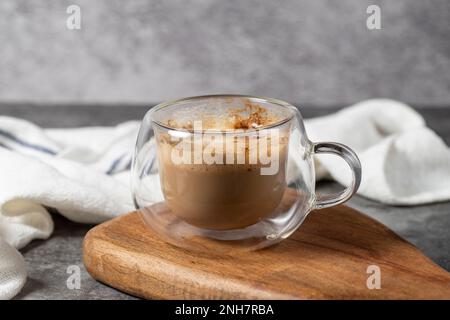 Caffè con latte. Caffè preparato in un bicchiere a doppia parete. primo piano Foto Stock