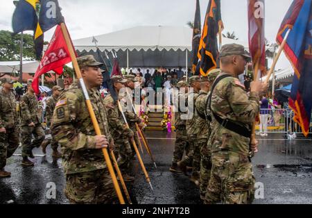 HAGÅTÑA, Guam (25 luglio 2022) - i membri della Guardia Nazionale Guam rappresentano le loro unità durante la parata del 78th° giorno di Liberazione di Guam a Hagåtña, 21 luglio. La leadership militare, i funzionari governativi e i residenti locali hanno celebrato la liberazione dell’isola da parte delle forze americane durante la seconda guerra mondiale Foto Stock