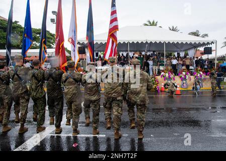 HAGÅTÑA, Guam (25 luglio 2022) - Un servizio congiunto di guardia del colore presenta i colori durante la sfilata Guam del 78th° giorno di liberazione a Hagåtña, 21 luglio. La leadership militare, i funzionari governativi e i residenti locali hanno celebrato la liberazione dell’isola da parte delle forze americane durante la seconda guerra mondiale Foto Stock