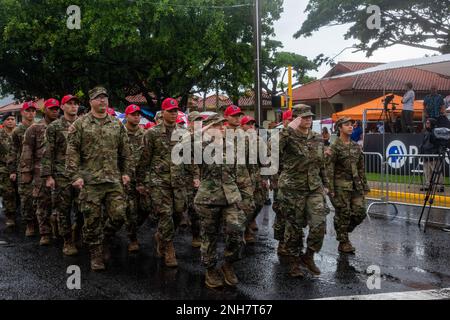 HAGÅTÑA, Guam (25 luglio 2022) - i membri della Guardia Nazionale Guam rappresentano le loro unità durante la parata del 78th° giorno di Liberazione di Guam a Hagåtña, 21 luglio. La leadership militare, i funzionari governativi e i residenti locali hanno celebrato la liberazione dell’isola da parte delle forze americane durante la seconda guerra mondiale Foto Stock