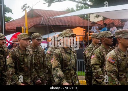 HAGÅTÑA, Guam (25 luglio 2022) - i membri della Guam National Guard cantano la cadenza durante la 78th° parata del Guam, a Hagåtña, 21 luglio. La leadership militare, i funzionari governativi e i residenti locali hanno celebrato la liberazione dell’isola da parte delle forze americane durante la seconda guerra mondiale Foto Stock