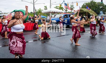 HAGÅTÑA, Guam (25 luglio 2022) - i residenti locali si esibiscono durante la parata Guam del 78th° giorno di liberazione a Hagåtña, 21 luglio. La leadership militare, i funzionari governativi e i residenti locali hanno celebrato la liberazione dell’isola da parte delle forze americane durante la seconda guerra mondiale Foto Stock