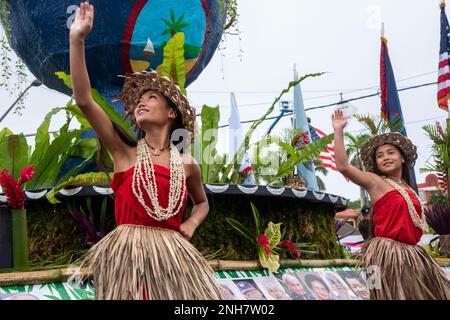 HAGÅTÑA, Guam (25 luglio 2022) - i residenti locali si esibiscono durante la parata Guam del 78th° giorno di liberazione a Hagåtña, 21 luglio. La leadership militare, i funzionari governativi e i residenti locali hanno celebrato la liberazione dell’isola da parte delle forze americane durante la seconda guerra mondiale Foto Stock