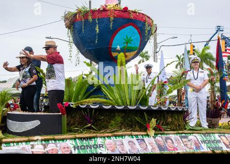 HAGÅTÑA, Guam (25 luglio 2022) - i marinai partecipano ai festeggiamenti durante la sfilata Guam del 78th° giorno di liberazione a Hagåtña, 21 luglio. La leadership militare, i funzionari governativi e i residenti locali hanno celebrato la liberazione dell’isola da parte delle forze americane durante la seconda guerra mondiale Foto Stock