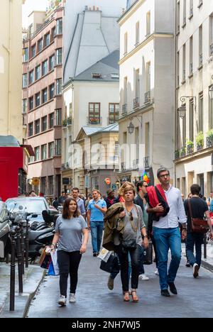 Parigi, Francia, gente numerosa, passeggiate, vecchi edifici, facciate, Street Scene, French Real Estate, Housing, nel Marais, Foto Stock