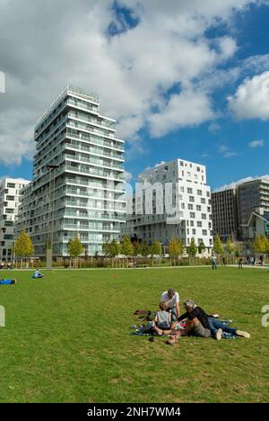 Parigi, Francia, architettura moderna, nuovo quartiere, Eco Quartier, Les Batignolles, ZAC Clichy-Batignolles, People Visiting, Environmental Urban Project, Green Tower paris eco District paris Foto Stock