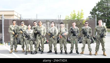 Circa 60 corpsmen dell'ospedale della marina hanno partecipato all'operazione che comanda la forza, l'esercitazione annuale di due settimane di addestramento, a Fort Drum. L'evento culminante del 21 luglio ha incluso la pratica tattica di assistenza sul campo e le procedure mediche di evacuazione con i reserviss che passano attraverso un corso di ostacolo di lettiera. Il corso è stato sostenuto da cadri del Bridgewater-Vaccaro Medical Simulation Training Center (MSTC), del 10th Battle Aviation Brigade 3rd General Support Aviation Battalion (DUSTOFF) e da medici del 1st Brigade Combat Team e del 2nd Brigade Combat Team. (Foto di Mike Strasser, Fort Drum Garrison P Foto Stock