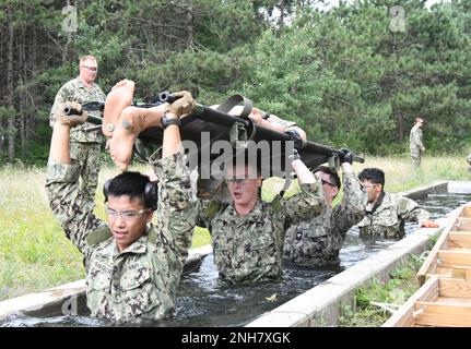 Circa 60 corpsmen dell'ospedale della marina hanno partecipato all'operazione che comanda la forza, l'esercitazione annuale di due settimane di addestramento, a Fort Drum. L'evento culminante del 21 luglio includeva le procedure tattiche di assistenza sul campo e di evacuazione medica con i reservisi che attraversavano un percorso ad ostacoli di lettiera. Il corso è stato sostenuto da cadri del Bridgewater-Vaccaro Medical Simulation Training Center (MSTC), del 10th Battle Aviation Brigade 3rd General Support Aviation Battalion (DUSTOFF) e da medici del 1st Brigade Combat Team e del 2nd Brigade Combat Team. (Foto di Mike Strasser, Fort Drum Garrison Public Affai Foto Stock