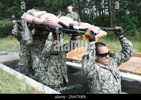 Circa 60 corpsmen dell'ospedale della marina hanno partecipato all'operazione che comanda la forza, l'esercitazione annuale di due settimane di addestramento, a Fort Drum. L'evento culminante del 21 luglio includeva le procedure tattiche di assistenza sul campo e di evacuazione medica con i reservisi che attraversavano un percorso ad ostacoli di lettiera. Il corso è stato sostenuto da cadri del Bridgewater-Vaccaro Medical Simulation Training Center (MSTC), del 10th Battle Aviation Brigade 3rd General Support Aviation Battalion (DUSTOFF) e da medici del 1st Brigade Combat Team e del 2nd Brigade Combat Team. (Foto di Mike Strasser, Fort Drum Garrison Public Affai Foto Stock