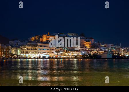 Vista notturna della città di Chora, Naxos Foto Stock