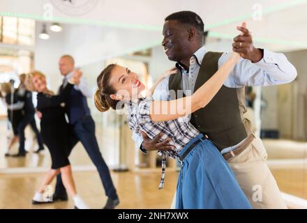 Donna con l'uomo americano che pratica la danza da ballo Foto Stock