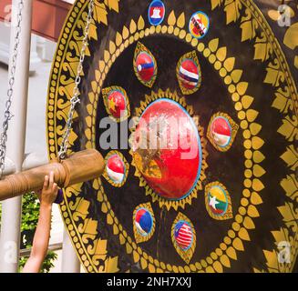 Gong buddista. Gong in un tempio buddista Foto Stock