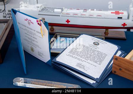 OCEANO PACIFICO (21 luglio 2022) – memorabilia e premi sono esposti su un tavolo durante una cerimonia di ritiro e cambio di comando a bordo della nave militare dell'ospedale Sealift Command USNS Mercy (T-AH 19) durante il Pacific Partnership 2022. Ora nel suo 17th° anno, Pacific Partnership è la più grande missione multinazionale annuale di assistenza umanitaria e di preparazione alle catastrofi condotta nell'Indo-Pacifico. Foto Stock