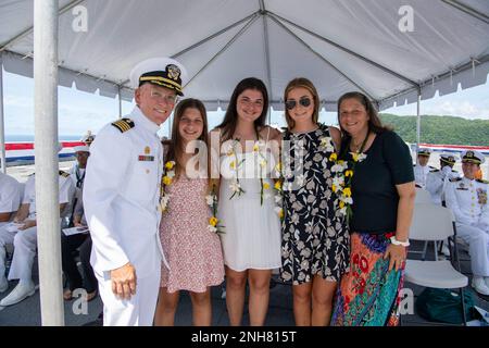 Oceano PACIFICO (21 luglio 2022) – il capitano Timothy Quast scatta una foto con la sua famiglia durante la cerimonia di ritiro e di cambio di comando a bordo della nave militare dell'ospedale Sealift Command USNS Mercy (T-AH 19) durante il Pacific Partnership 2022. Ora nel suo 17th° anno, Pacific Partnership è la più grande missione multinazionale annuale di assistenza umanitaria e di preparazione alle catastrofi condotta nell'Indo-Pacifico. Foto Stock