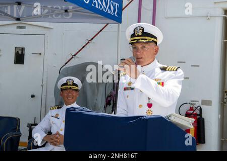 Oceano PACIFICO (21 luglio 2022) – il capitano Timothy Quast dà le sue osservazioni durante la sua cerimonia di pensionamento e di cambio di comando a bordo della nave militare dell'ospedale di Sealift Command USNS Mercy (T-AH 19) durante il Pacific Partnership 2022. Ora nel suo 17th° anno, Pacific Partnership è la più grande missione multinazionale annuale di assistenza umanitaria e di preparazione alle catastrofi condotta nell'Indo-Pacifico. Foto Stock