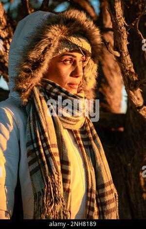 Bella ragazza escursionista vestita per il freddo mentre escursioni allo Zion National Park, Utah Foto Stock