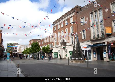 Persone in High Street a Exeter, Devon nel Regno Unito Foto Stock