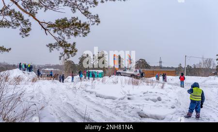 Russia, Novosibirsk. Fuoristrada SUV 'Toyota Land Cruiser' 4x4 in inverno sulla neve in collina tra la folla di persone. Foto Stock