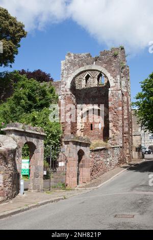 Vista su Castle Street e Castle Gatehouse a Exeter, Devon, Regno Unito Foto Stock