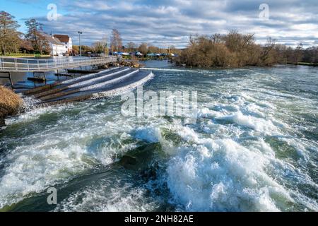 Acqua bianca fluente veloce sul Tamigi a Hambledon Weir vicino a Henley-on-Thames, Oxfordshire, Inghilterra, Regno Unito Foto Stock