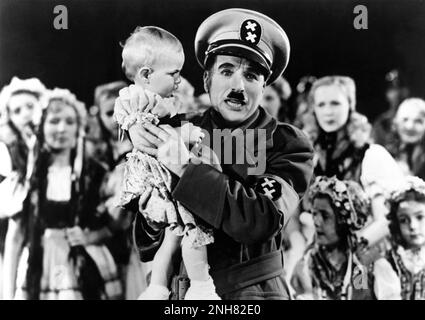 CHARLIE CHAPLIN come adenoid Hynkel dittatore di Tomania fare discorso e tenere il bambino nel GRANDE DITTATORE 1940 regista / scrittore CHARLES CHAPLIN foto di William Wallace One Production Company / Charles Chaplin Productions / United Artists Foto Stock