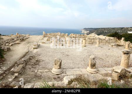 Una fila di colonne lasciate da un antico tempio greco. Le rovine della costruzione di un'antica civiltà nella zona di Paphos. Nea Paphos e l'Arco di Paphos Foto Stock