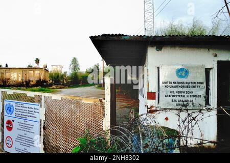 Nicosia, Cipro - 31 gennaio 2023 zona tampone Cipro-Turchia controllata dalla forza di pace delle Nazioni Unite nella città divisa di Nicosia Foto Stock