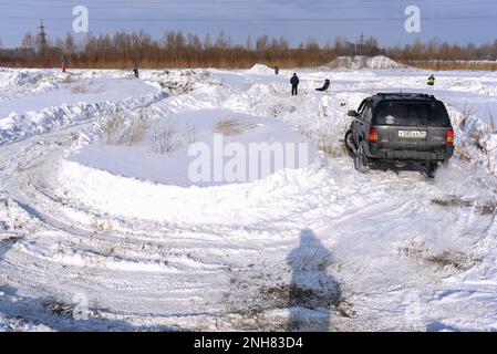 Russia, Novosibirsk-23 marzo 2020. Offroad SUV 'Jeep Grand Cherokee' 4x4 colore nero lascia rapidamente attivamente su una curva stretta della strada invernale in th Foto Stock