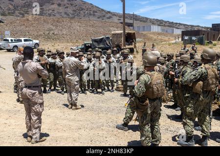 Il tenente Jeremy Ruppe, un ufficiale di fanteria con la 1st Light Armored Reconnaissance, parla con un gruppo di Midshipmen della U.S. Naval Academy durante il Professional Training of Midshipmen (PROTRAMID) al Marine Corps base Camp Pendleton, California, 20 luglio 2022. PROTRAMID è un programma di otto settimane durante i mesi estivi che fornisce una formazione approfondita ai guardiamarina nelle varie comunità all'interno della Marina e del corpo dei Marines. 1stLar,Marines,Midshipmen,marinai,US Navy, Foto Stock