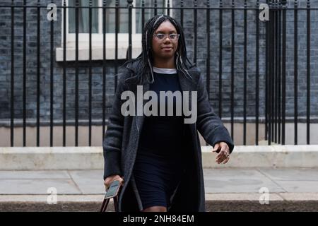 Londra, Regno Unito. 21st febbraio, 2023. Segretario di Stato per il Commercio Internazionale e Presidente del Consiglio di Commercio, il Ministro per le Donne e le pari opportunità Kemi Badenoch lascia il 10 Downing Street dopo aver partecipato alla riunione settimanale del Gabinetto presieduta dal primo Ministro Rishi Sunak. Credit: Wiktor Szymanowicz/Alamy Live News Foto Stock