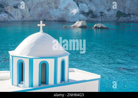 La pittoresca cupola della chiesa di Agios Nikolaos nel villaggio di Firopotamos, Milos Foto Stock