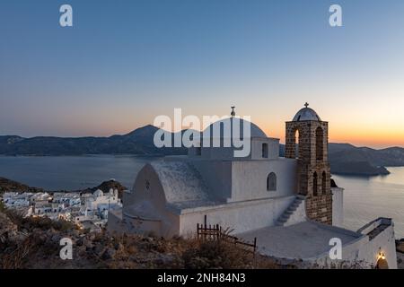 Vista panoramica dal castello veneziano di Plaka al crepuscolo, Milos Foto Stock