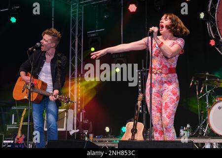 Daniel Heptinstall e Lorna Thomas di Skinny Lister si esibiscono al Wickham Festival, Hampshire, Regno Unito. Agosto 5, 2022 Foto Stock