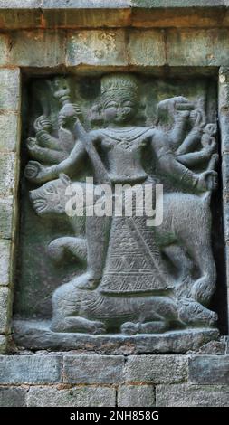 Scultura della Dea Durga sulla parete del forte di Kangra, Himachal Pradesh, India. Foto Stock