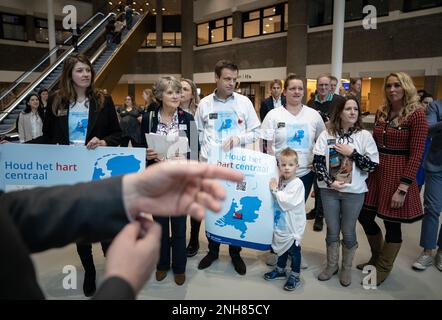 L'AIA - i genitori consegnano una petizione ai membri del parlamento nello Statenhal della Camera dei rappresentanti. I genitori sono preoccupati per la qualità delle cure per i pazienti di cuore dei bambini e i pazienti di cancro dei bambini ora che il ministro della Salute, del benessere e dello sport, Ernst Kuipers, ha annunciato in una proposta di decisione che WKZ/UMC Utrecht non eseguirà più operazioni cardiache e cateterizzazioni. può esibirsi nei bambini. ANP BART MAAT netherlands OUT - belgio OUT Foto Stock