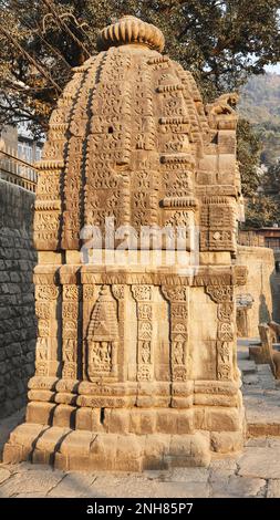 Piccolo tempio nel campus del tempio di Triloknath, Mandi, Himachal Pradesh, India. Foto Stock