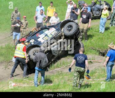 Folla di spettatori che guardano la vettura 'Suzuki Jimny' che è molto sollevato cerchioni all'ingresso della montagna sulla concorrenza di Novosibirsk Foto Stock